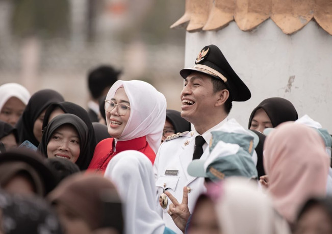 Bupati Batanghari Muhammad Fadhil Arief bersama istri. [Instagram @mfadhilarief]